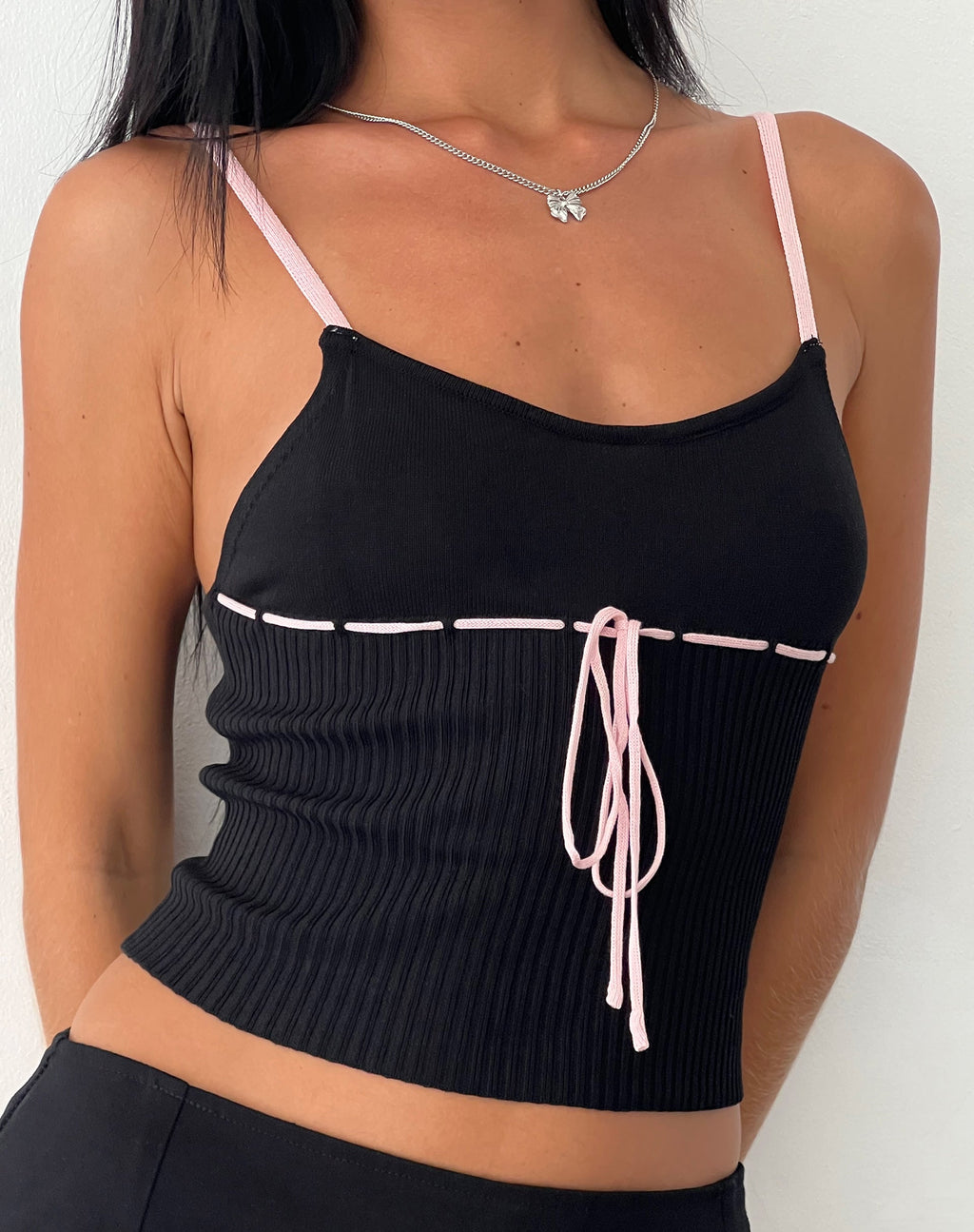 Emonie Cami Top in Zwart met Roze Binding