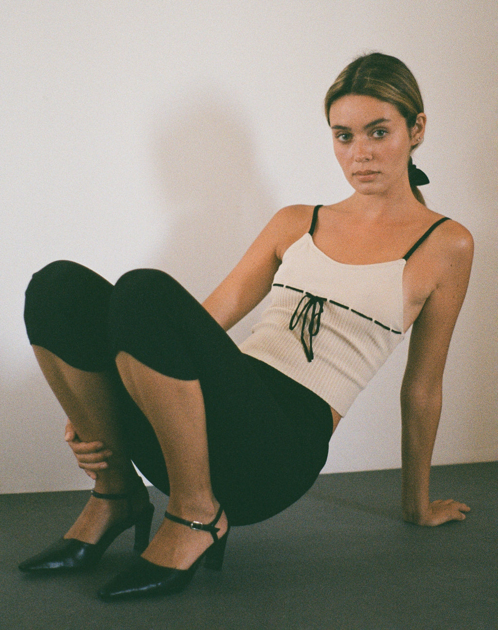 Emonie Cami Top in Neutraal met Zwarte Bies