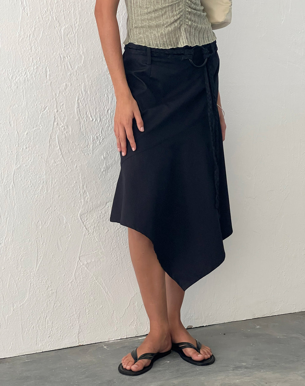 Nejusi Asymmetrische Midi Rok in Zwart met Gevlochten Riem