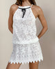 Afbeelding van Gladia Halter Hals Mini Jurk in Ongevoerd Kant Wit