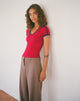 Afbeelding van Izolde Baby Tee in Adrenaline Rood met Navy Binding en M Geborduurd