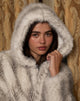 Afbeelding van Jemi Hooded Cropped Faux Fur Jacket in Crème