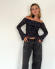 Afbeelding van Kareena Lange Mouw Bardot Top in Mooie Petal Flock Navy