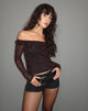 Afbeelding van Nihal Frill Bardot Top in Lips Flock Zwart