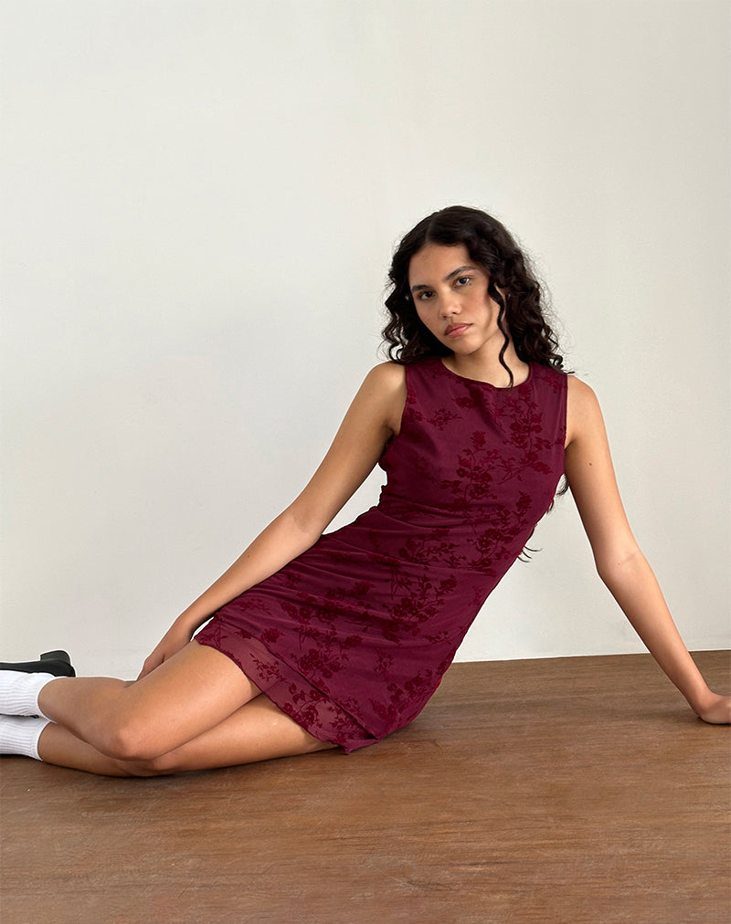 Renata Mini Dress in gevlokte botanische bloem Maroon