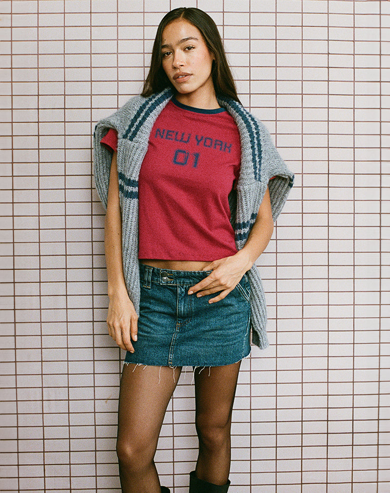 Sakha Boxy Top in Adrenaline Rood met Blauwe New York Print