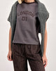 Afbeelding van Sakha Boxy Tee in Donkergrijs met Londen print en bruine bies