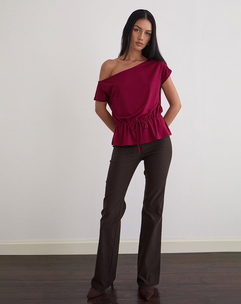 Afbeelding van Sika One Shoulder Top in bordeauxrood met strikceintuur