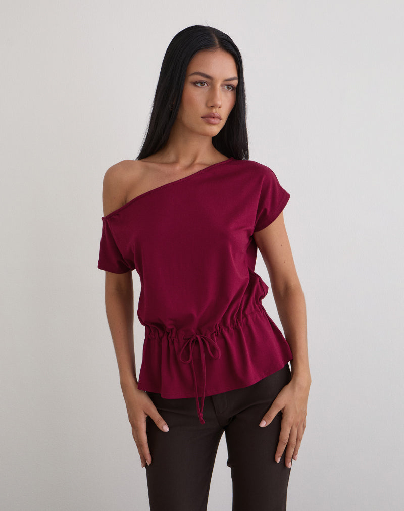 Sika One Shoulder Top in bordeauxrood met strikceintuur