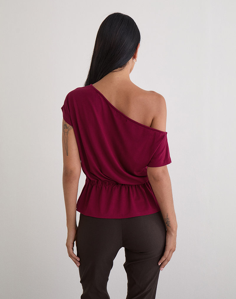 Afbeelding van Sika One Shoulder Top in bordeauxrood met strikceintuur