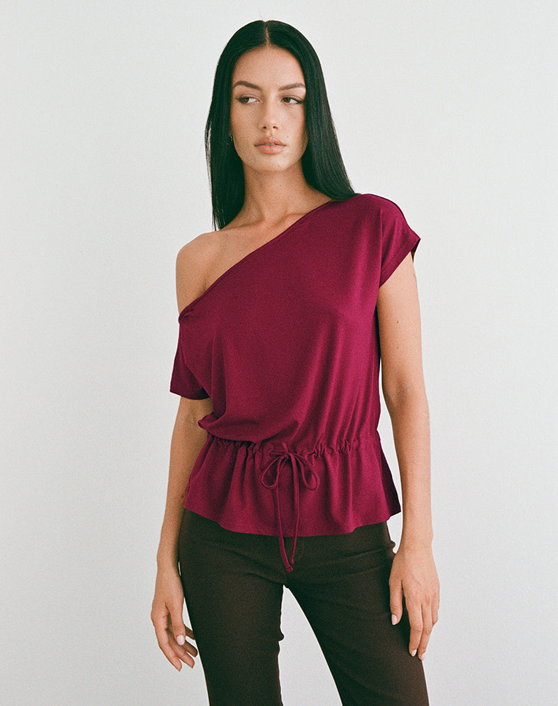 Afbeelding van Sika One Shoulder Top in bordeauxrood met strikceintuur