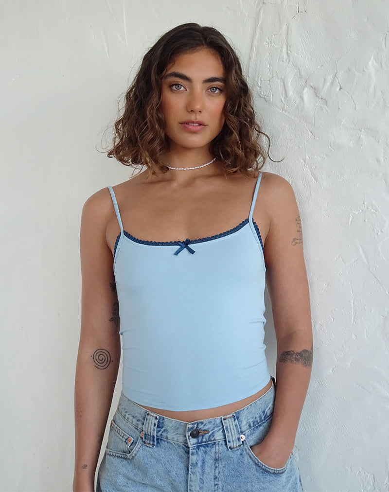 Suna Vest Top in Nantucket Blue met mineraalblauwe bies