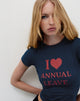 Afbeelding van Sutin T-shirt in marine met rode I Love Jaarlijks Verlof-grafiek