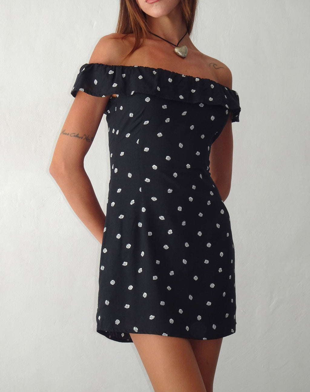 Yudia Bardot Mini Jurk in Ditsy Rose Zwart