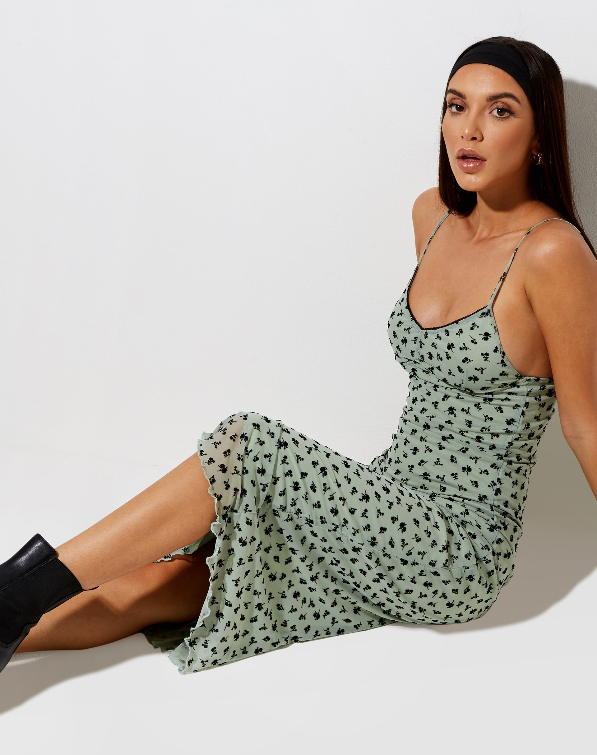 Afbeelding van Cotina Midi Dress in Sage Flower Buds Black Flock