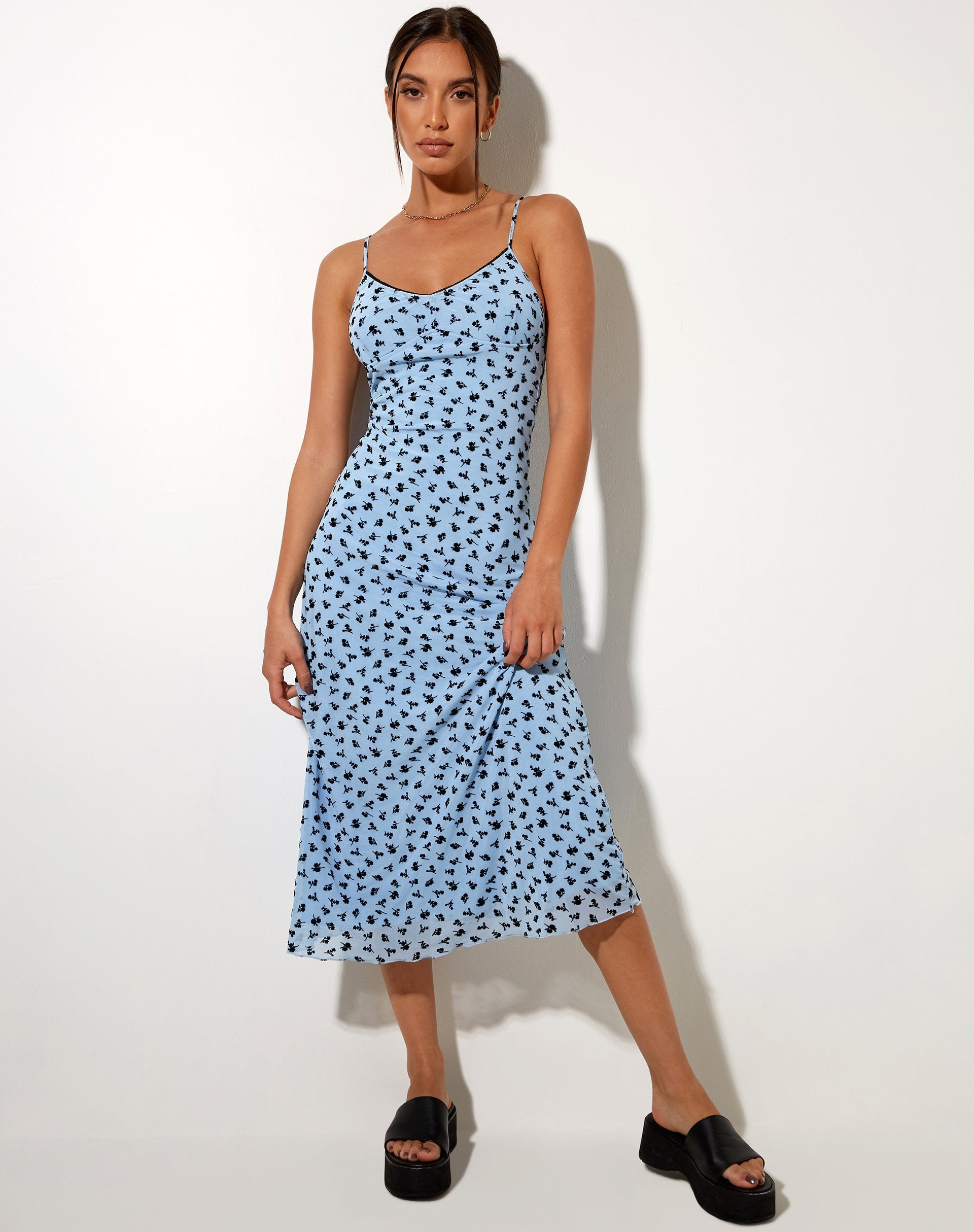 Afbeelding van Cotina Midi Dress in Blue Flower Buds Black Flock