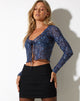beeld van Henry Cardi in bloementuin blauw