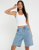 AFBEELDING VAN LONGLINE DAD DENIM SHORTS IN LICHTE WASSING