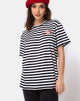 Afbeelding van Oversize Basic T-shirt in zwart-witte streep met kersenborduursel