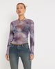 beeld van Narita Long Sleeve Mesh Crop Top in Smokey Gradients Purple