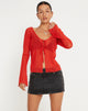 beeld van Sujata Cardi in rood