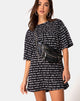 Afbeelding van Sunny Kiss T-shirt in zwart met Love At First Swipe print