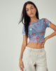 beeld van MOTEL X JACQUIE Tonia Bedrukte Top in Lumen Mesh Blauw