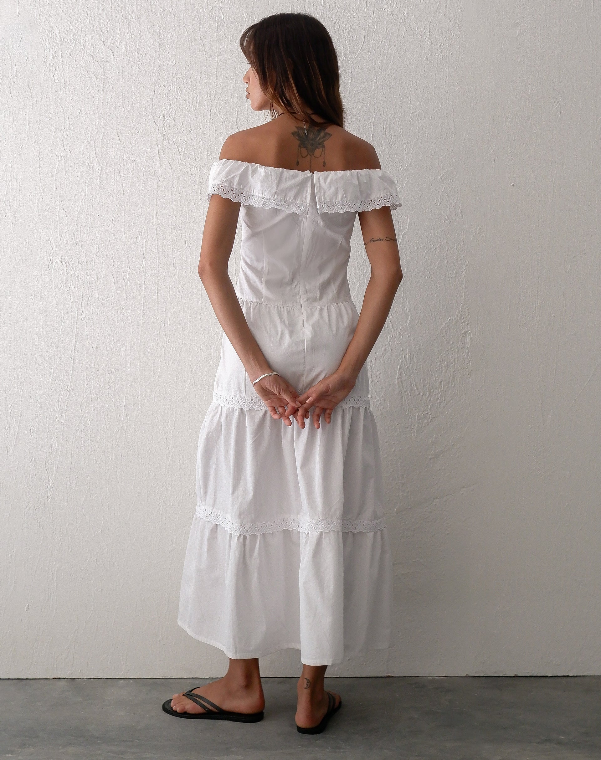 Afbeelding van Helpa Gestippelde Bardot Maxi Dress in Wit