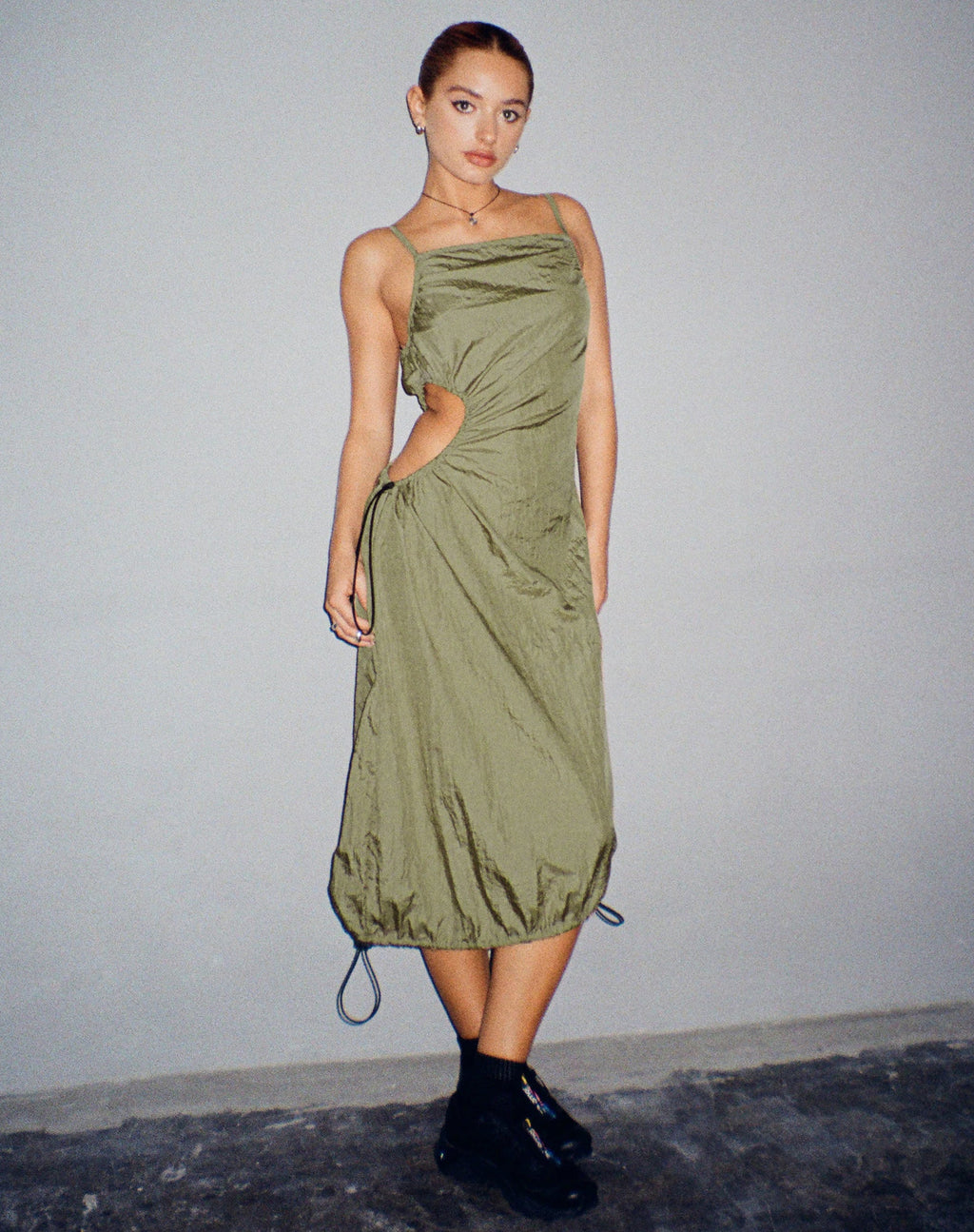 Daichi Cut Out Midi Dress in Zilvergroen