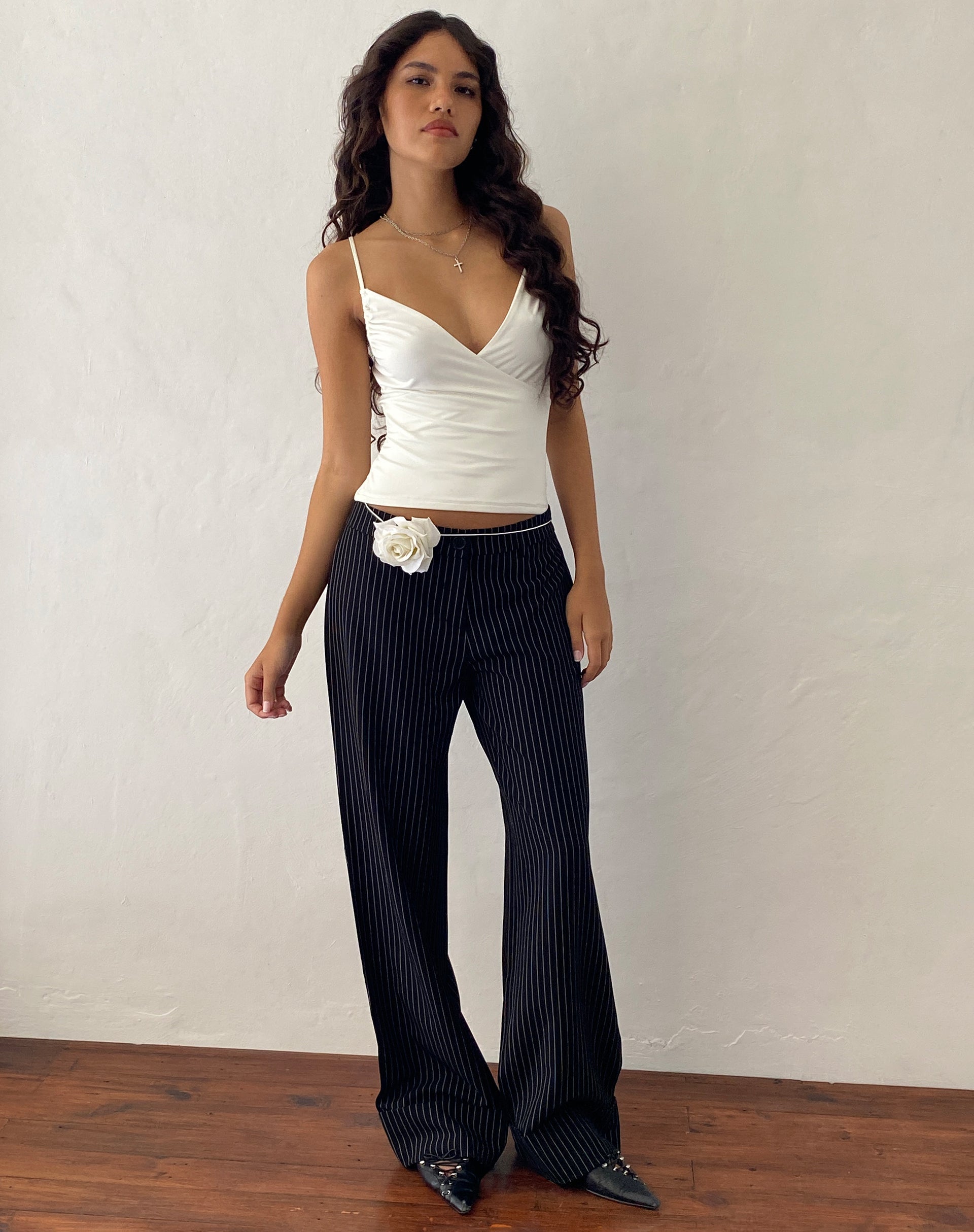 Afbeelding van Abba Lage Broek in Zwart Pinstripe Tailoring
