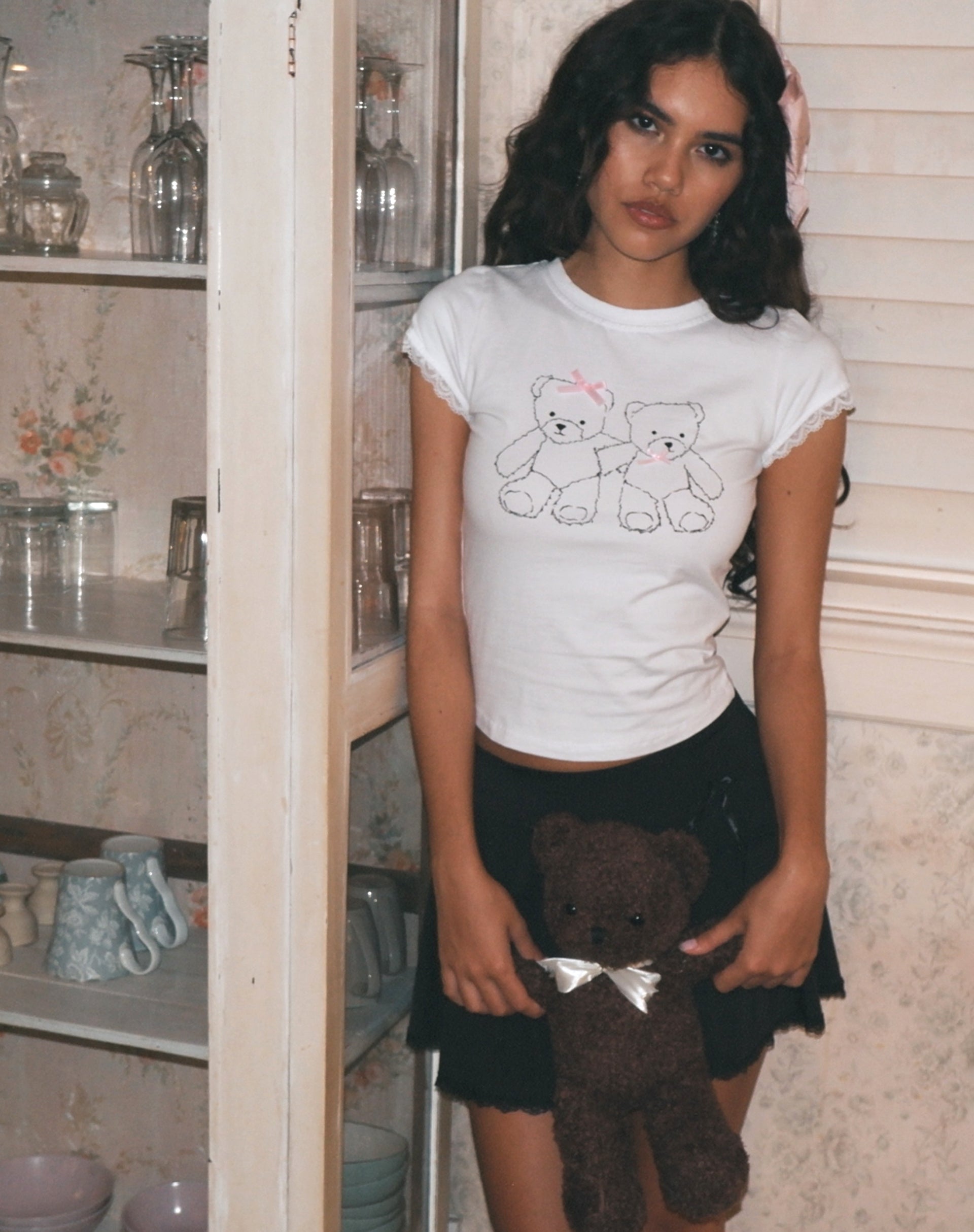 Afbeelding van Izzy T-shirt met kanten randje in wit Teddymotief