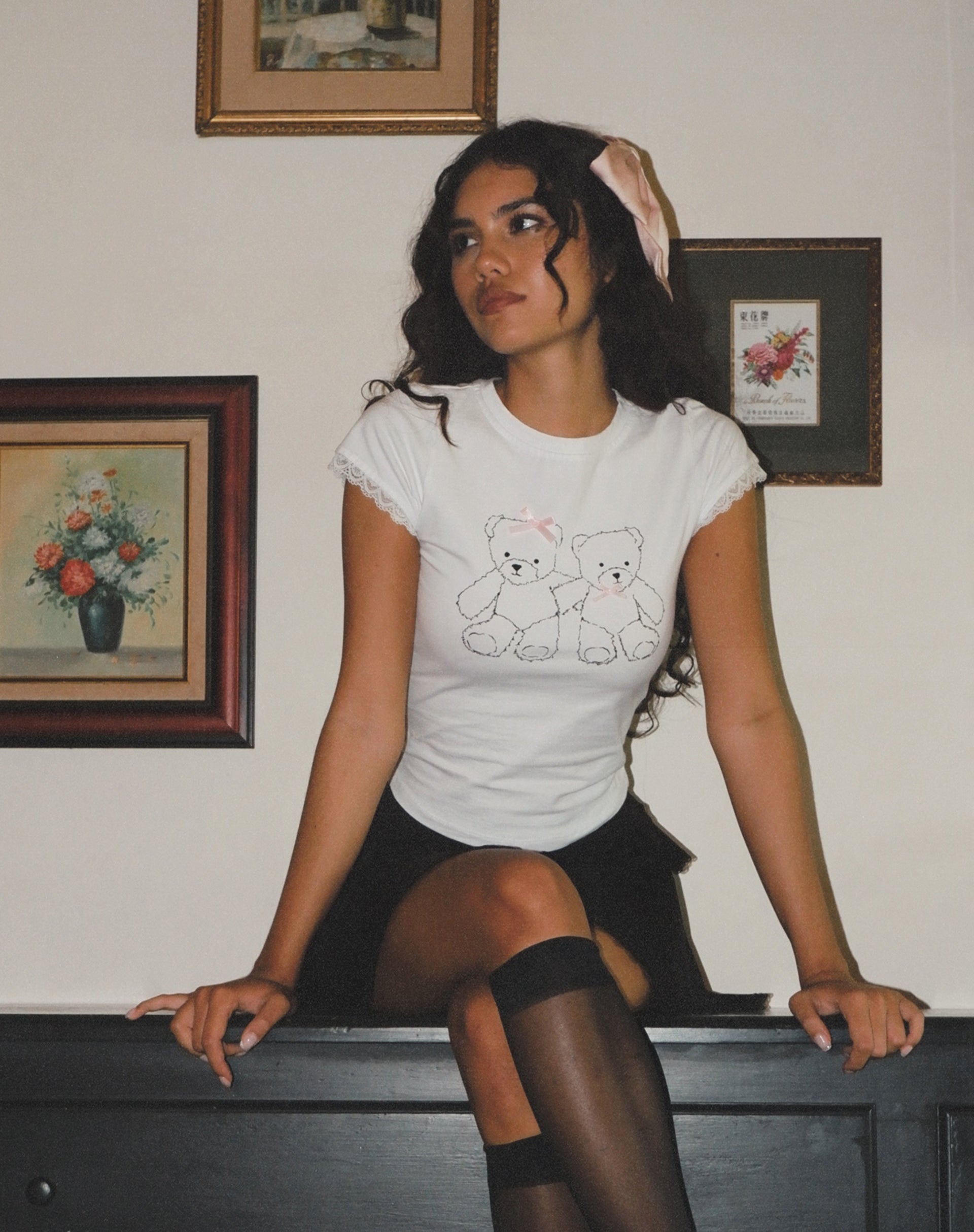 Afbeelding van Izzy T-shirt met kanten randje in wit Teddymotief