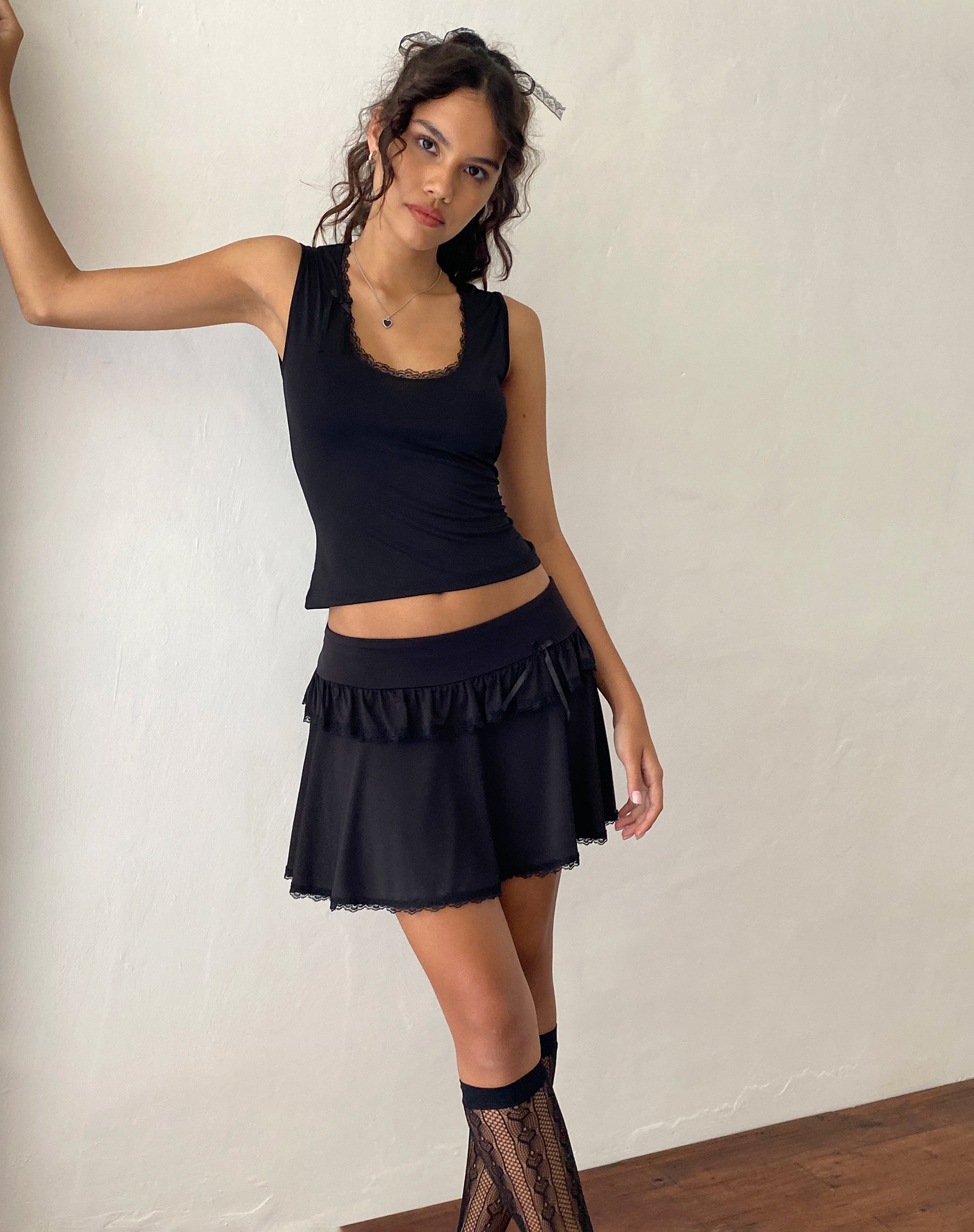 Afbeelding van Addalyn Mini Rok met Kantrand in Zwart