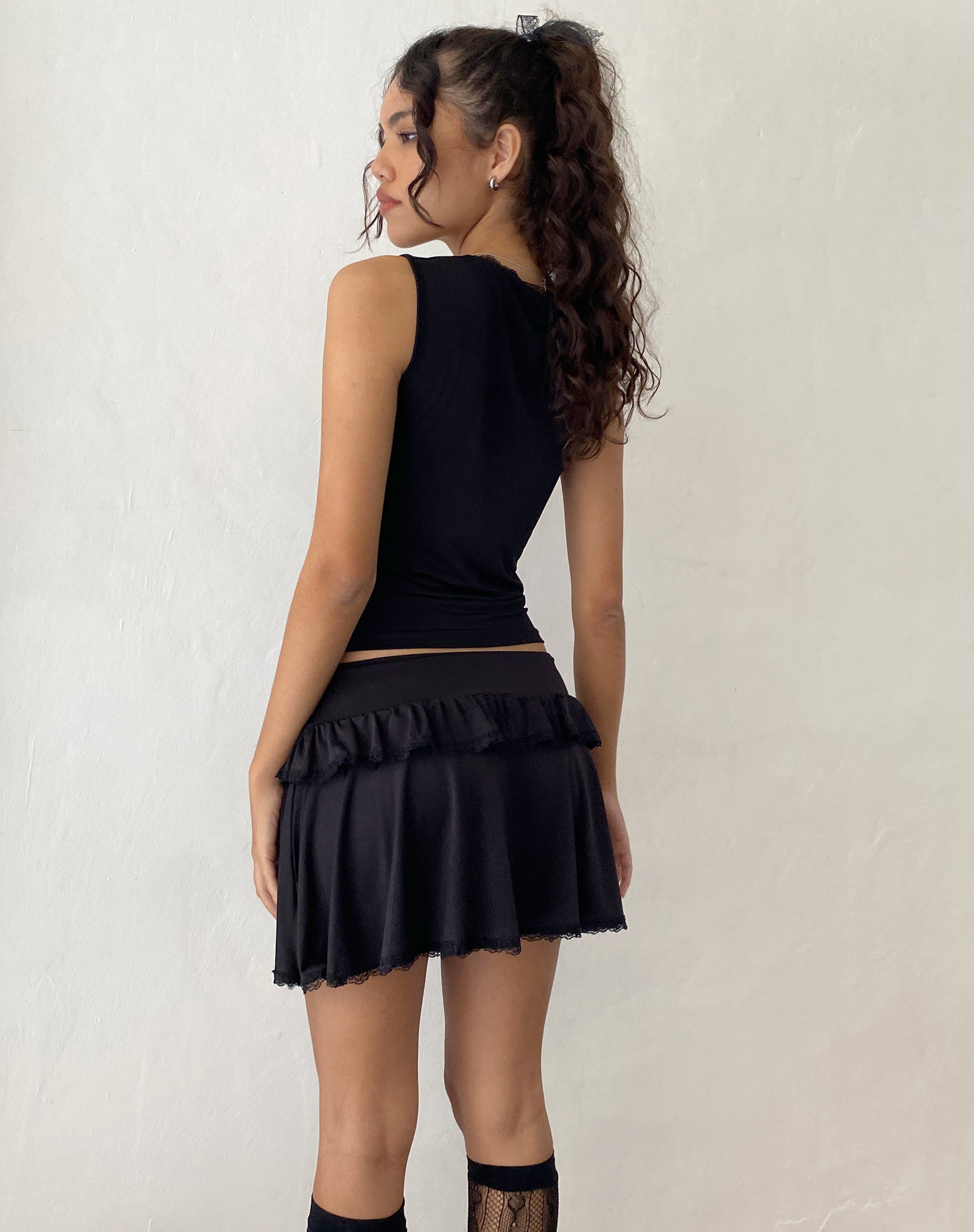 Afbeelding van Addalyn Mini Rok met Kantrand in Zwart