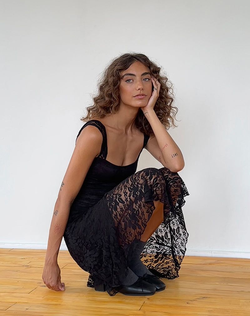 Afbeelding van Adeliza Asymmetrische Midi-jurk in Jet Black met bloemenkant