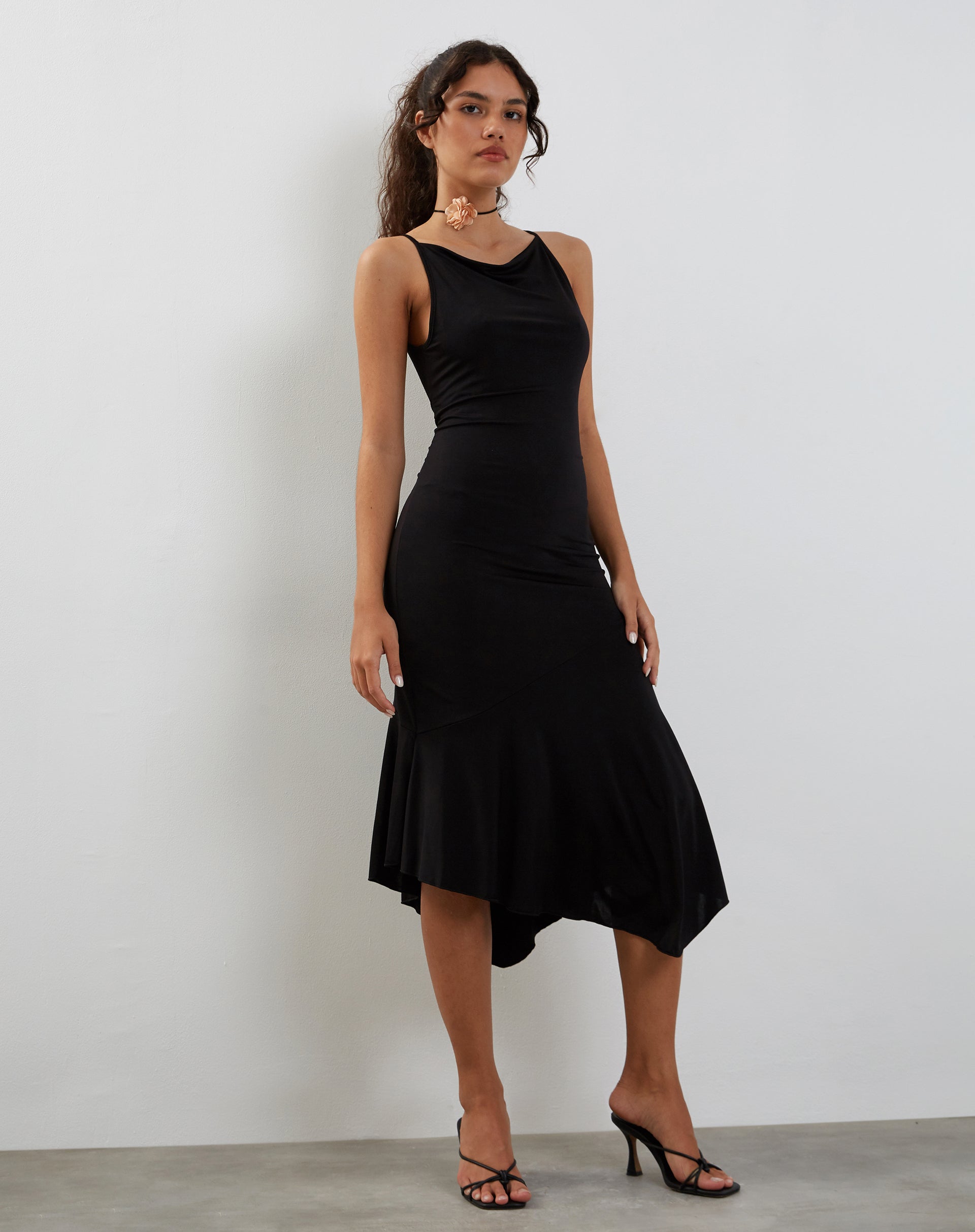Afbeelding van Adina Midi-jurk met asymmetrische zoom in slank zwart