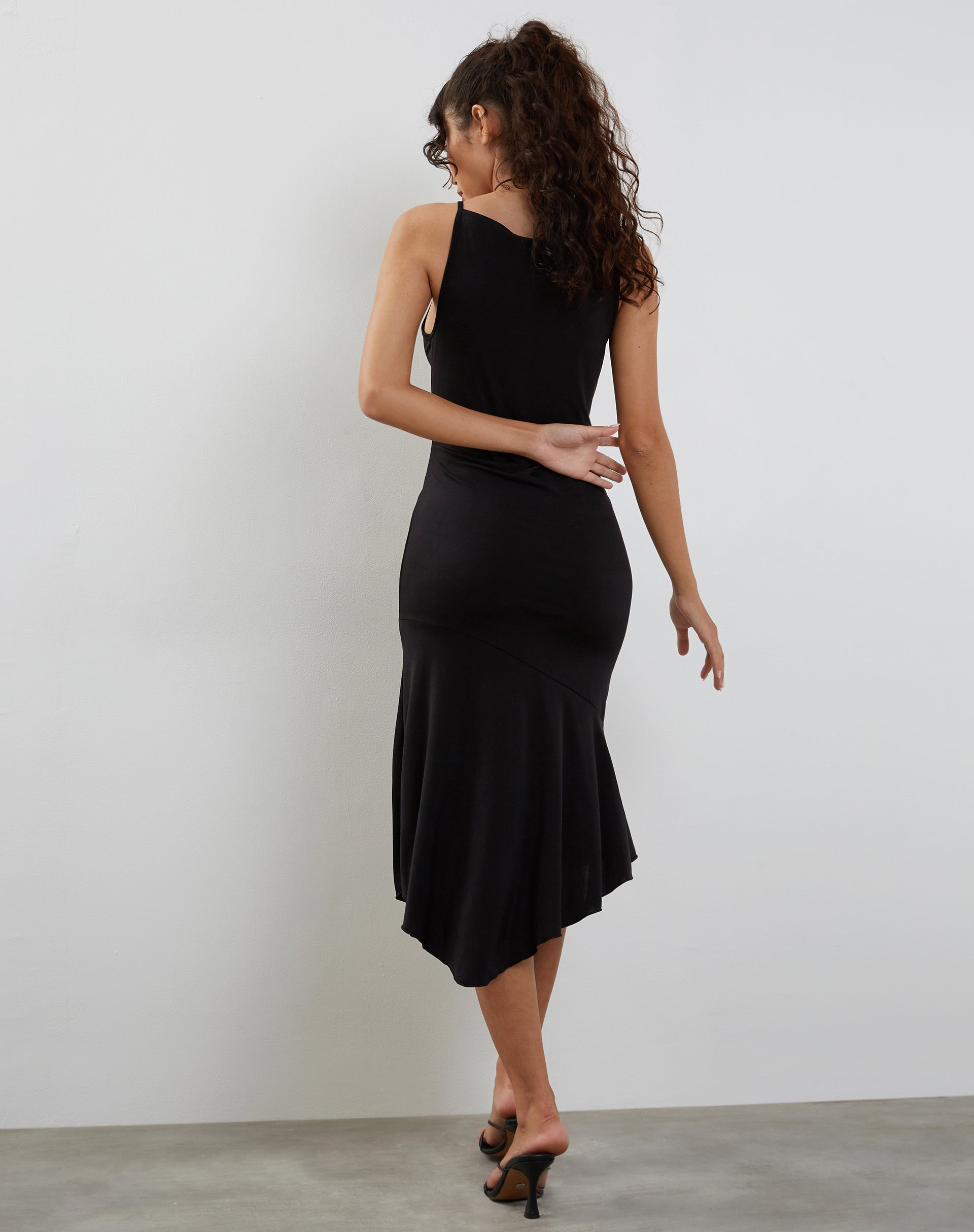 Afbeelding van Adina Midi-jurk met asymmetrische zoom in slank zwart