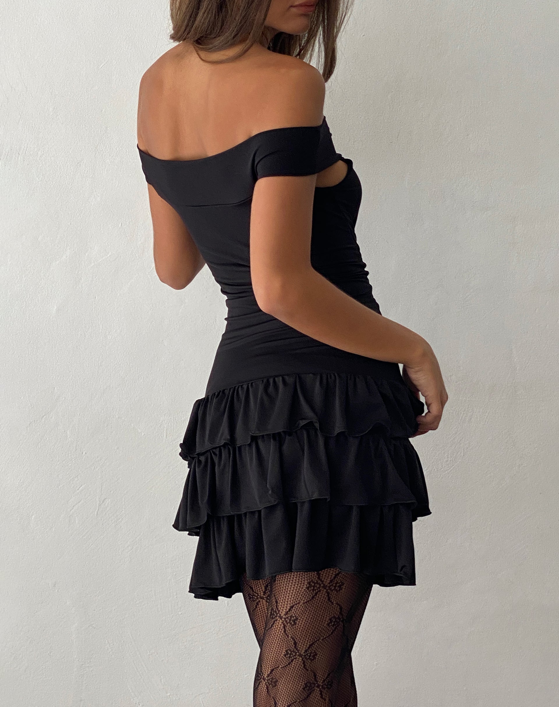 Afbeelding van Aella Bardot jurk met ruches in zwart
