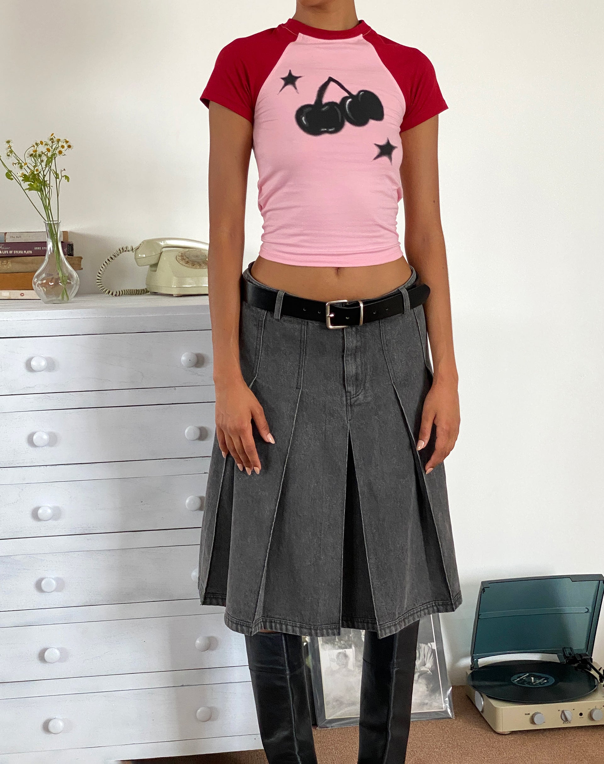 Afbeelding van Agneta Baby Tee in Ballet Roze met Rode Kersenprint