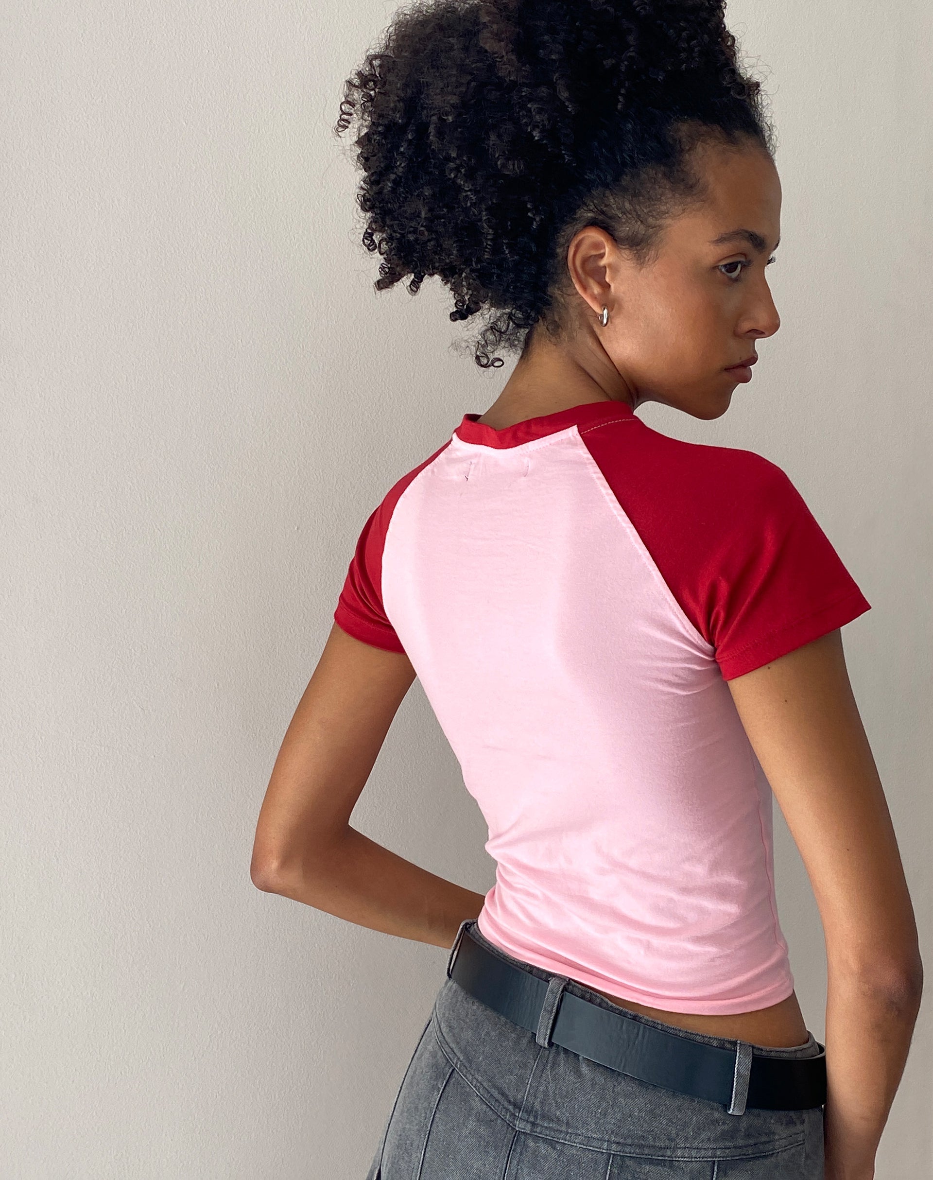 Afbeelding van Agneta Baby Tee in Ballet Roze met Rode Kersenprint