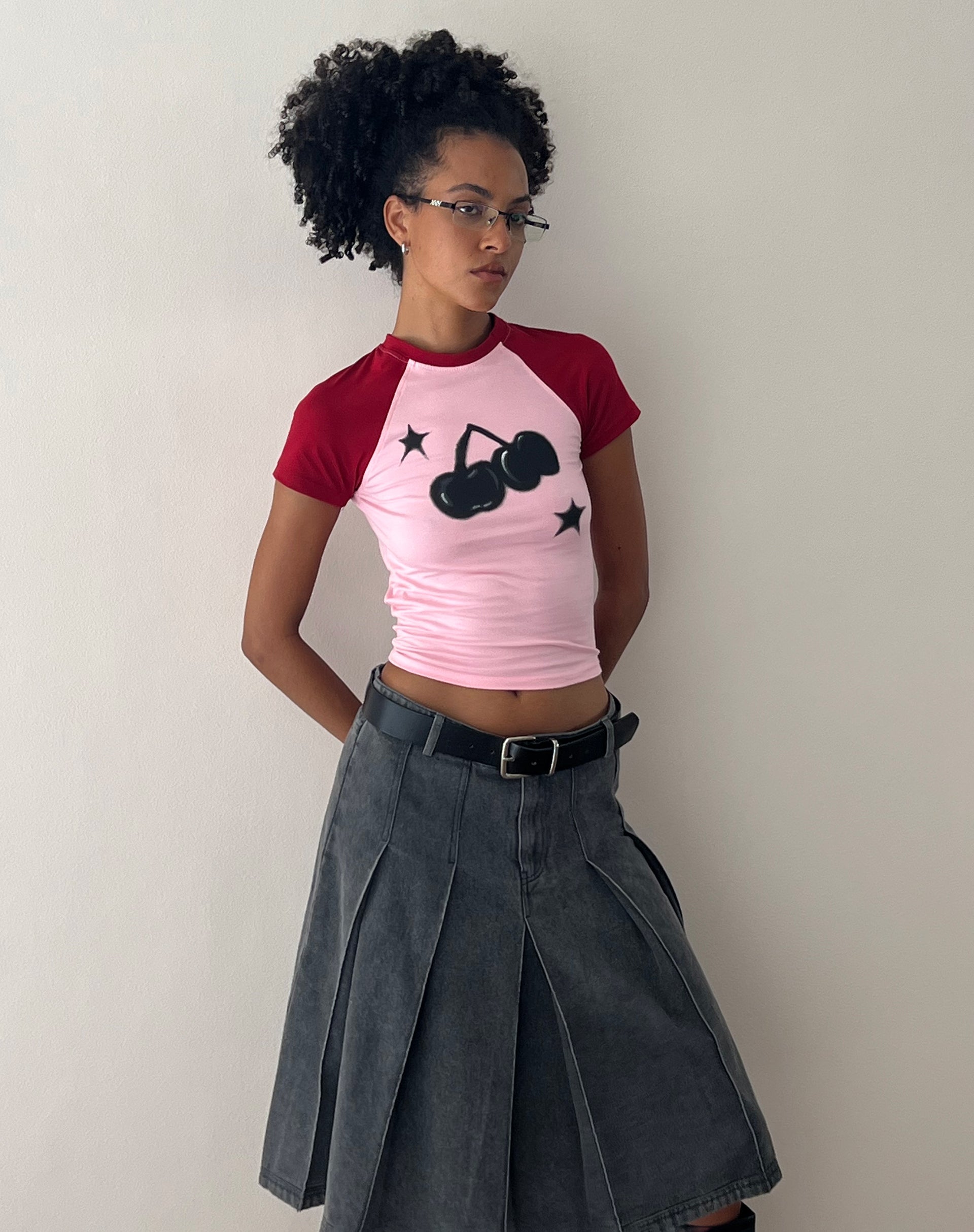 Afbeelding van Agneta Baby Tee in Ballet Roze met Rode Kersenprint