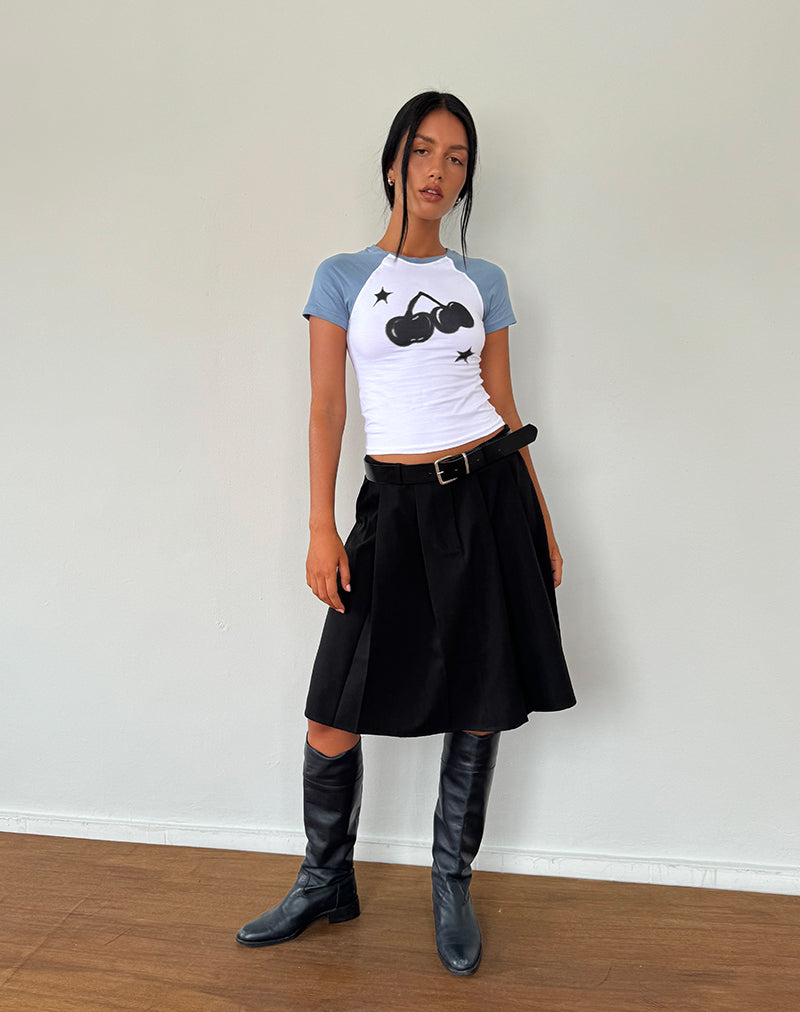 Afbeelding van Agneta Baby Tee in Wit met Faded Denim Kersenprint