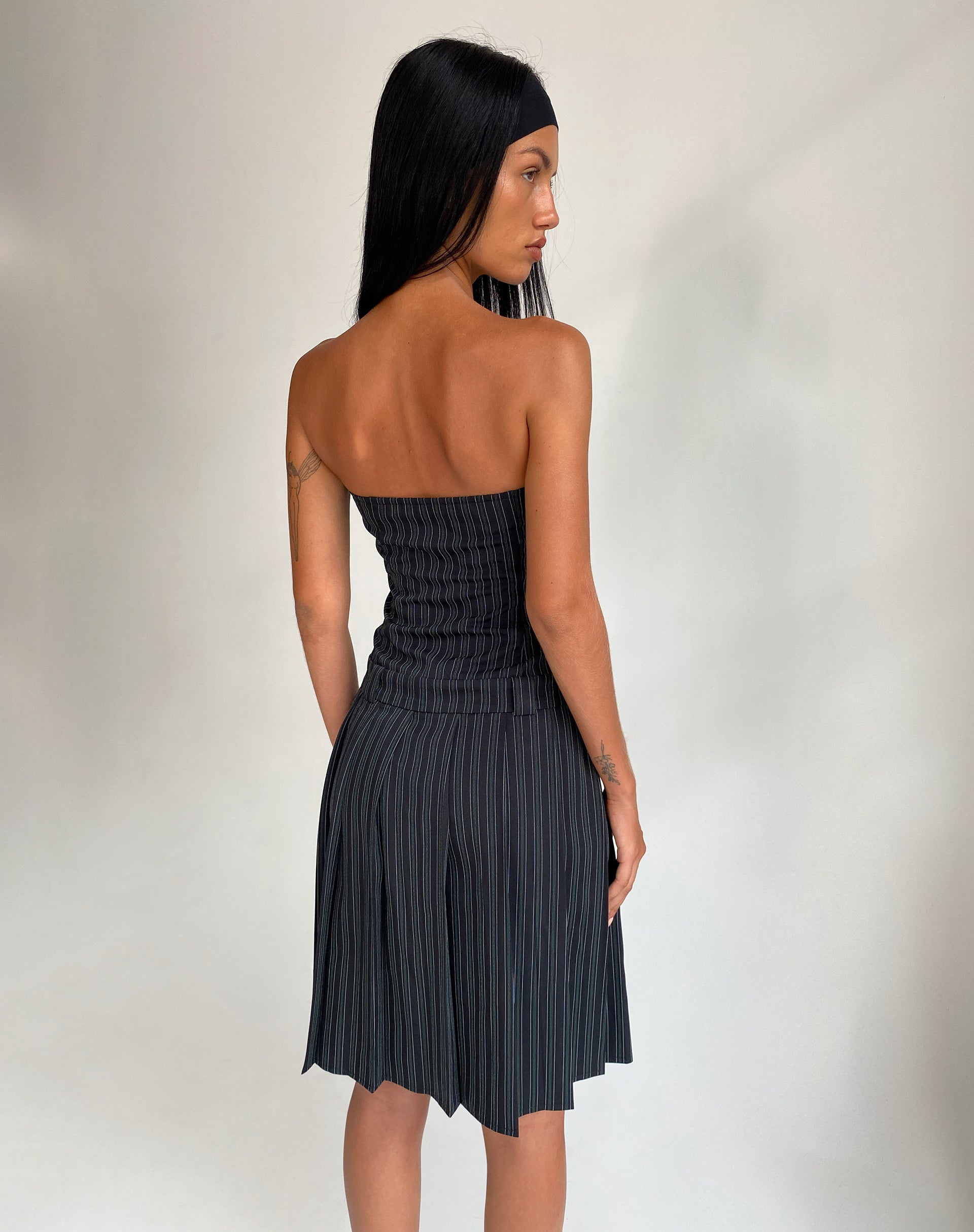 Afbeelding van Aldari Bandeau Midi Dress in Getailleerde Zwarte Krijtstreep