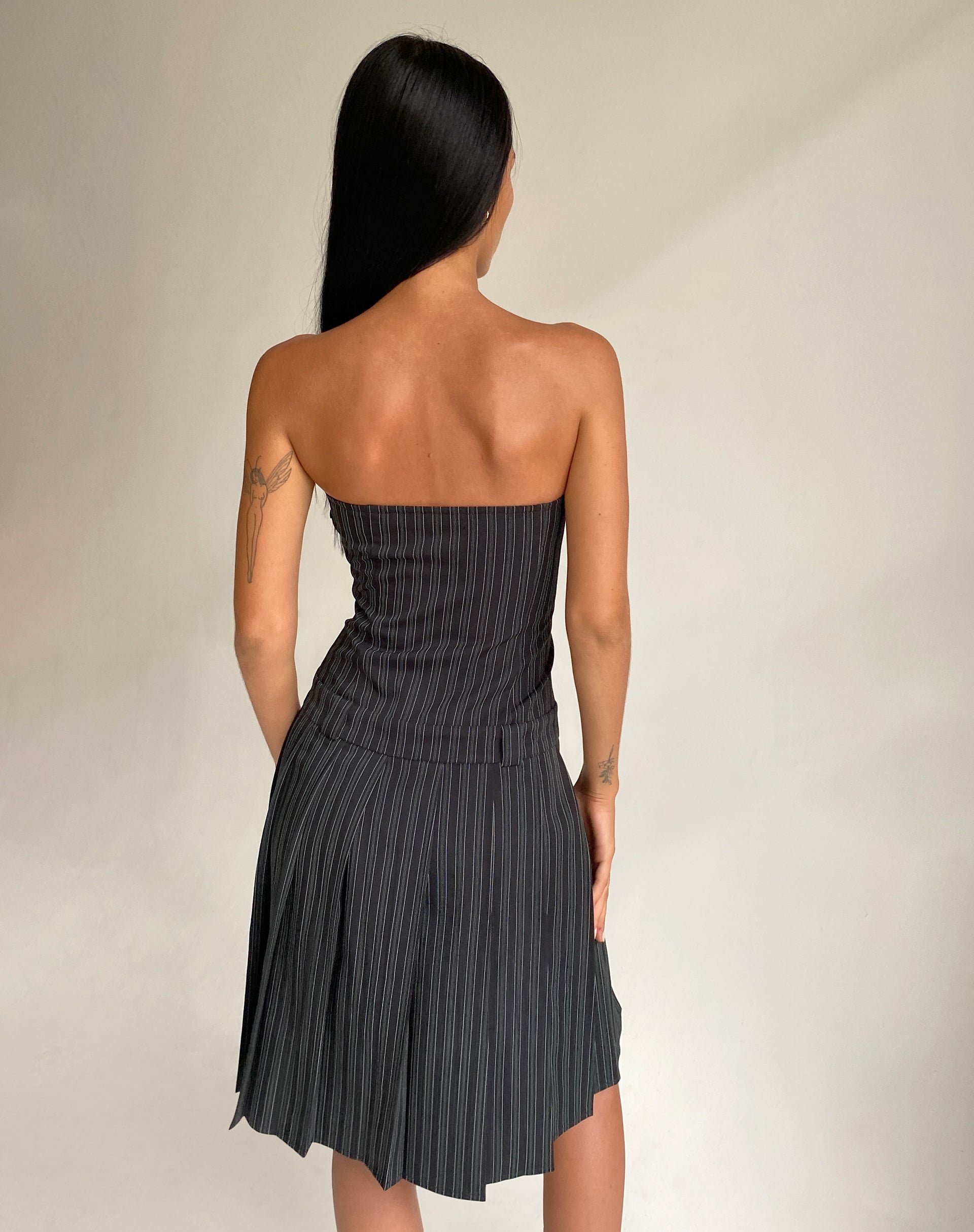 Afbeelding van Aldari Bandeau Midi Dress in Getailleerde Zwarte Krijtstreep