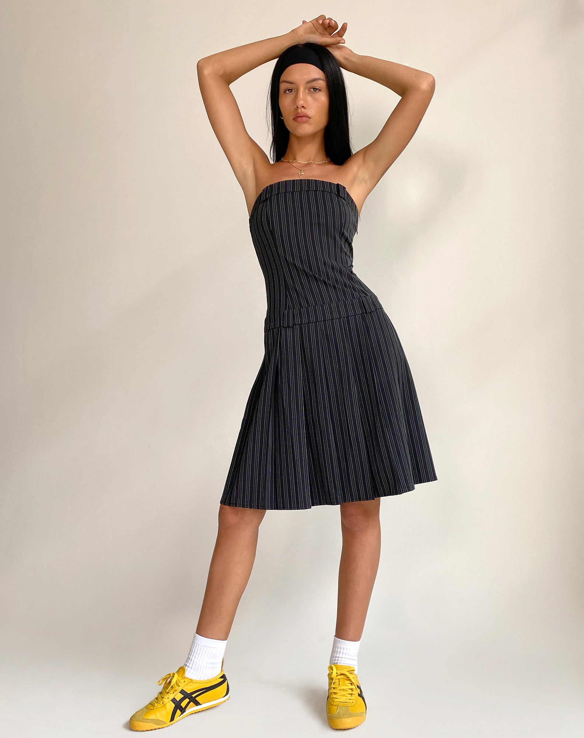 Afbeelding van Aldari Bandeau Midi Dress in Getailleerde Zwarte Krijtstreep