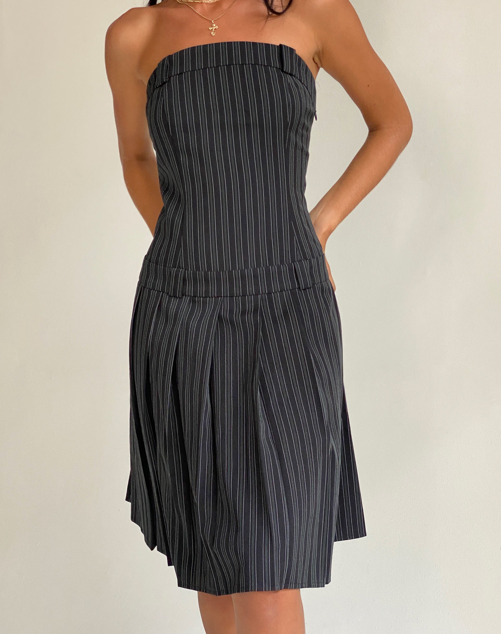 Afbeelding van Aldari Bandeau Midi Dress in Getailleerde Zwarte Krijtstreep