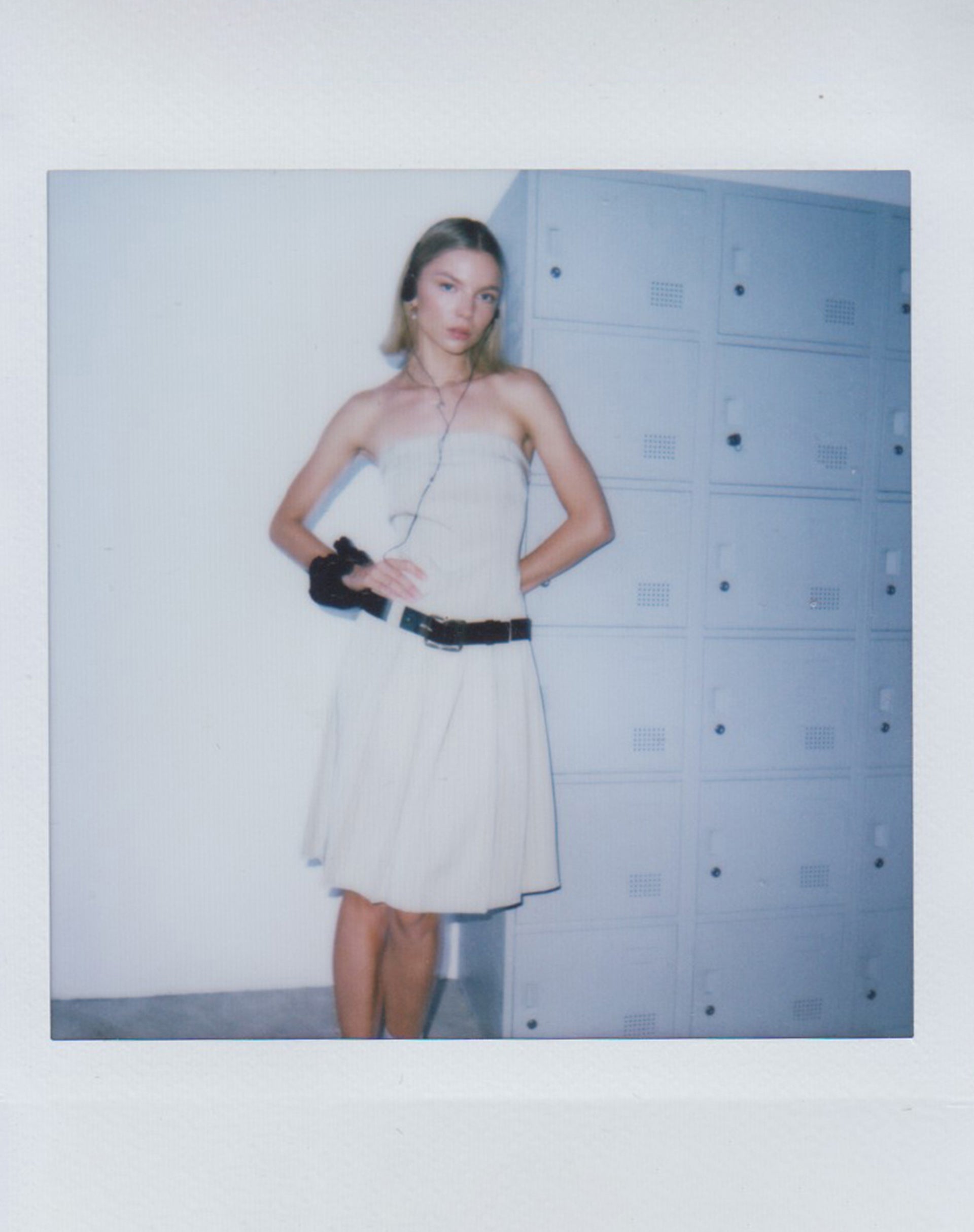 Afbeelding van Aldari Bandeau Midi Dress in Getailleerd Tan Krijtstreep