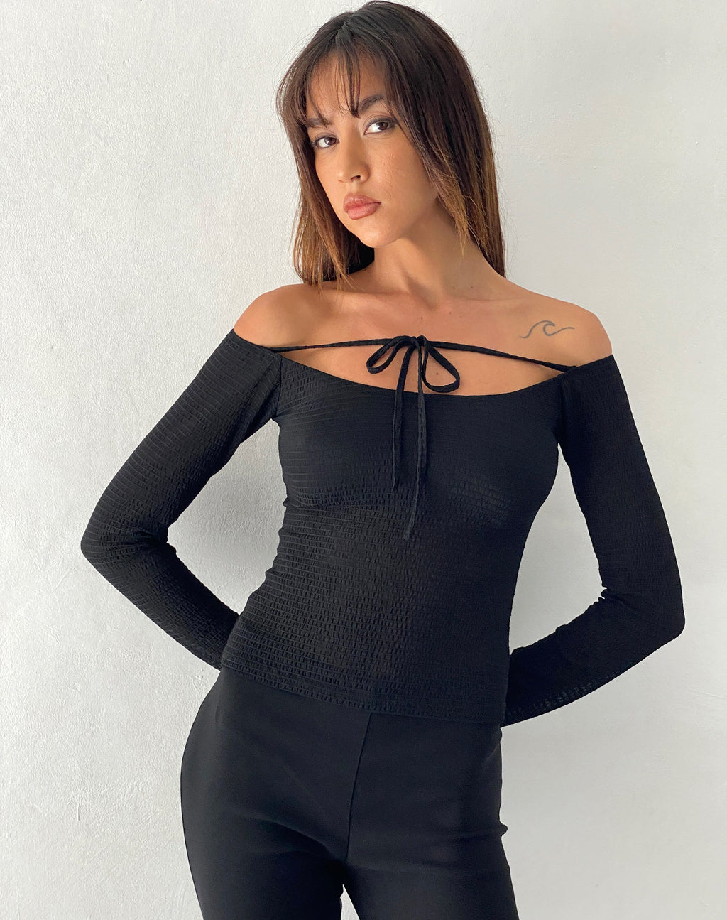 Alondra-top met lange mouwen en striksluiting in structuurzwart