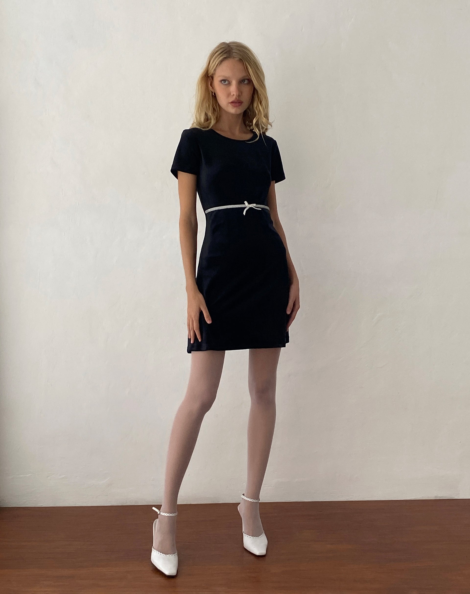 Afbeelding van Amanda Mini-jurk in zwart fluweel met witte bies en strik