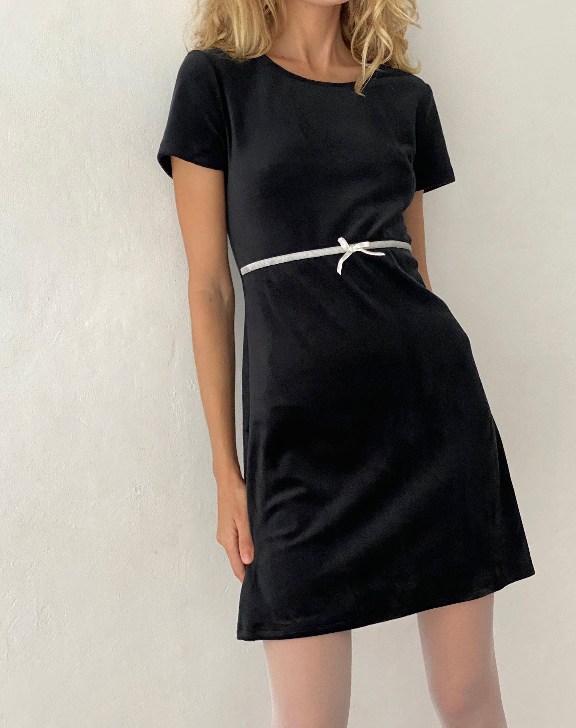 Afbeelding van Amanda Mini-jurk in zwart fluweel met witte bies en strik